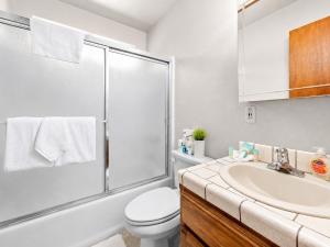 Cub Run Cabin - Spacious home close to the lake with Hot tub!