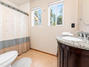 Cub Run Cabin - Spacious home close to the lake with Hot tub!