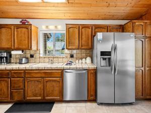Cub Run Cabin - Spacious home close to the lake with Hot tub!