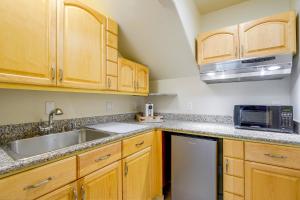 34 Mi to Carmel Beach! Walkable Extended Escape