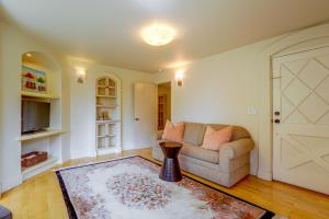 34 Mi to Carmel Beach! Walkable Extended Escape