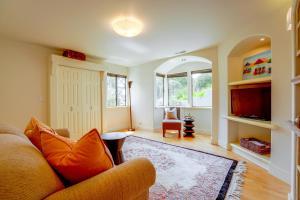 34 Mi to Carmel Beach! Walkable Extended Escape