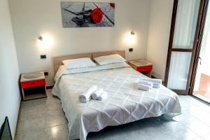 Elegant Apartment with Pool on Lake Garda