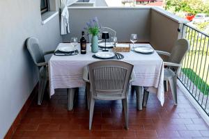 Elegant Apartment with Pool on Lake Garda