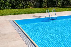 Elegant Apartment with Pool on Lake Garda