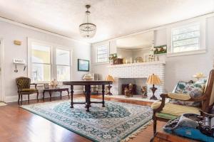 Colorful and Luminous Suite near MIA