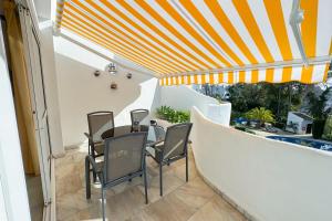 Pinos: Serene 2BD wpool, views & walk to beach