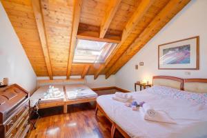 The Green Emerald Family Retreat with Private Garden - Happy Rentals
