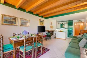 The Green Emerald Family Retreat with Private Garden - Happy Rentals