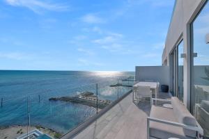 3BR Beachfront Penthouse, Private Pool, Palm Cay