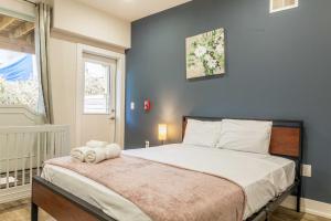Spacious 4BR Home wBackyardSleeps 8Full Kitchen