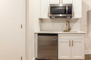 Spacious 4BR Home wBackyardSleeps 8Full Kitchen