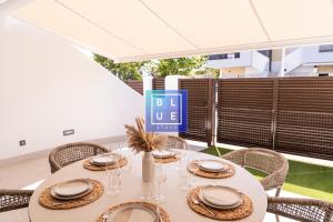 BS-004 Modern Ground-Floor Apartment near the Beach & Pool by BLUE STAYS