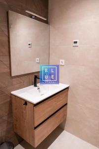 BS-004 Modern Ground-Floor Apartment near the Beach & Pool by BLUE STAYS