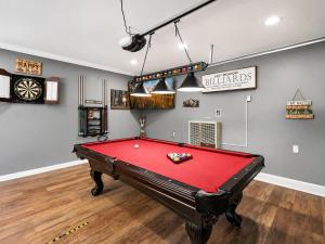 Lazy Meadow - Game On Cozy Cabin with Hot Tub and Pool Table
