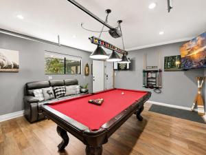 Lazy Meadow - Game On Cozy Cabin with Hot Tub and Pool Table