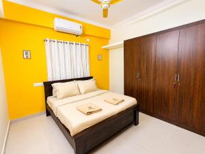 Yellow Delight 2BHK Themed flat near US Consulate