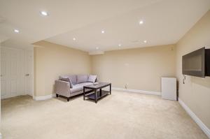 Cozy Basement Bedroom with Private Bathroom and Free Parking