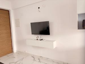 1 BHK with 24x7 power-backup just 25 mins from Airport & Yashoobhomi