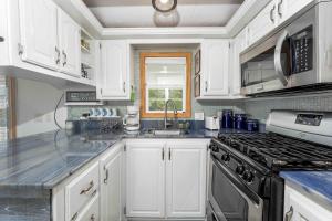 Charming 1BR Waterfront with Private Patio