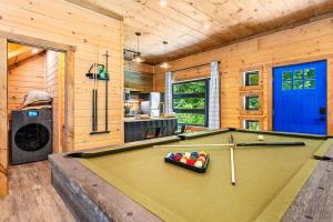 Rooftop Hot tub Pickleball Pool table