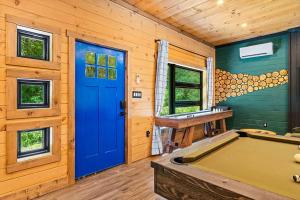Rooftop Hot tub Pickleball Pool table