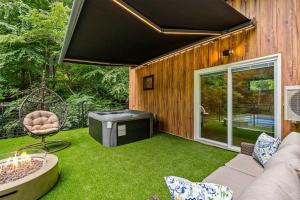 Rooftop Hot tub Pickleball Pool table