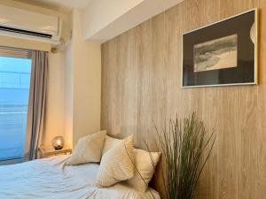 ZenAbode穏 Calming room with warmth of wood