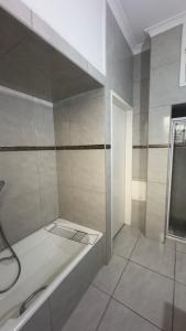 Comfortable Guest Room in Ekurhuleni with Shared Pool