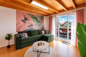 NAMASTÉ Homes - Ferienwohnung mit Balkon & Carport