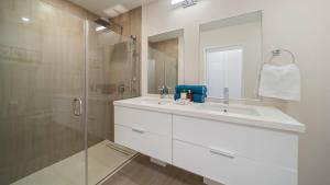 Across from beach with resort pool - Coral Beach 202