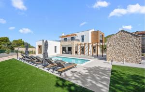 Gorgeous Home In Dubrava Kod Sibenika With Sauna