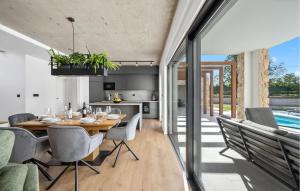 Gorgeous Home In Dubrava Kod Sibenika With Sauna