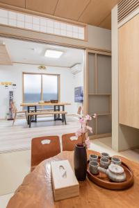 New! Direct from KIX 三羽INN 通天閣まで徒歩3分 なんばまで電車1駅 3階建て和風一棟貸し 最大7名
