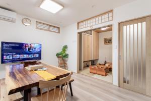 New! Direct from KIX 三羽INN 通天閣まで徒歩3分 なんばまで電車1駅 3階建て和風一棟貸し 最大7名