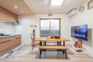 New! Direct from KIX 三羽INN 通天閣まで徒歩3分 なんばまで電車1駅 3階建て和風一棟貸し 最大7名