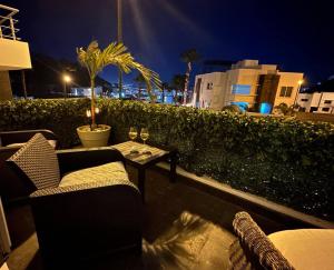 Cozy Cabo Condo 2BR, Shared Pool, Gated Community, 20 Walk to Beach