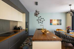 Luxury 2BD Apartment with Private Garden & Parking by Flаt Mаnаgеr
