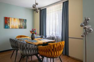Luxury 2BD Apartment with Private Garden & Parking by Flаt Mаnаgеr
