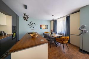 Luxury 2BD Apartment with Private Garden & Parking by Flаt Mаnаgеr