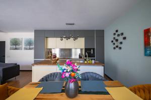 Luxury 2BD Apartment with Private Garden & Parking by Flаt Mаnаgеr