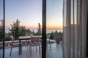 Riviera View 2BR Apartment in Drymades by PikHost