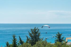 Riviera View 2BR Apartment in Drymades by PikHost