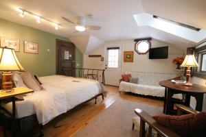 King Room with Sofa Bed room in Old Saco Inn