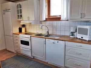 Family Cabin with Sauna Parking & Patio