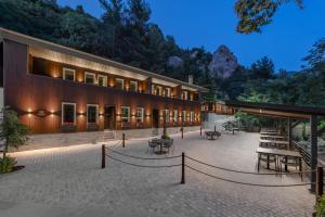 Hill Suites Zachlorou