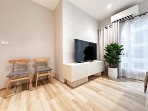 Title Serenity 3-Bedroom Suite with Balcony by TVC SRB5708