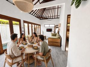 Canggu Private Pool-6 Min to FINNS & Berawa Beach