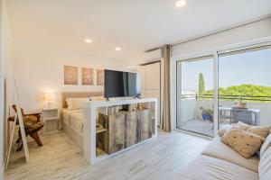 White Studio - Garden & Sea View
