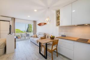 White Studio - Garden & Sea View